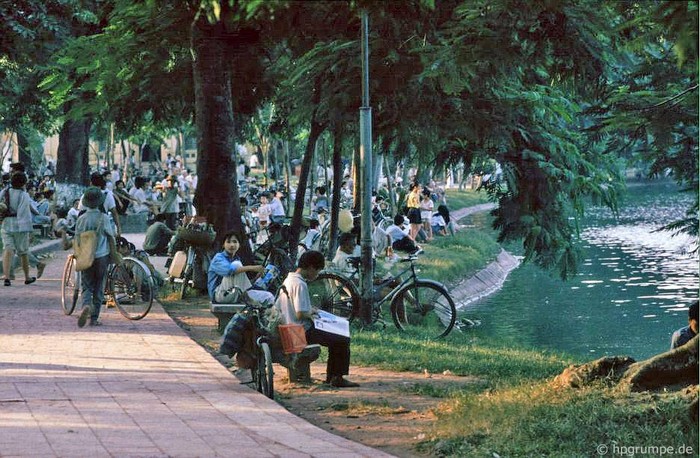 Sinh hoạt của người dân xung quanh Hồ Hoàn Kiếm, 1992.